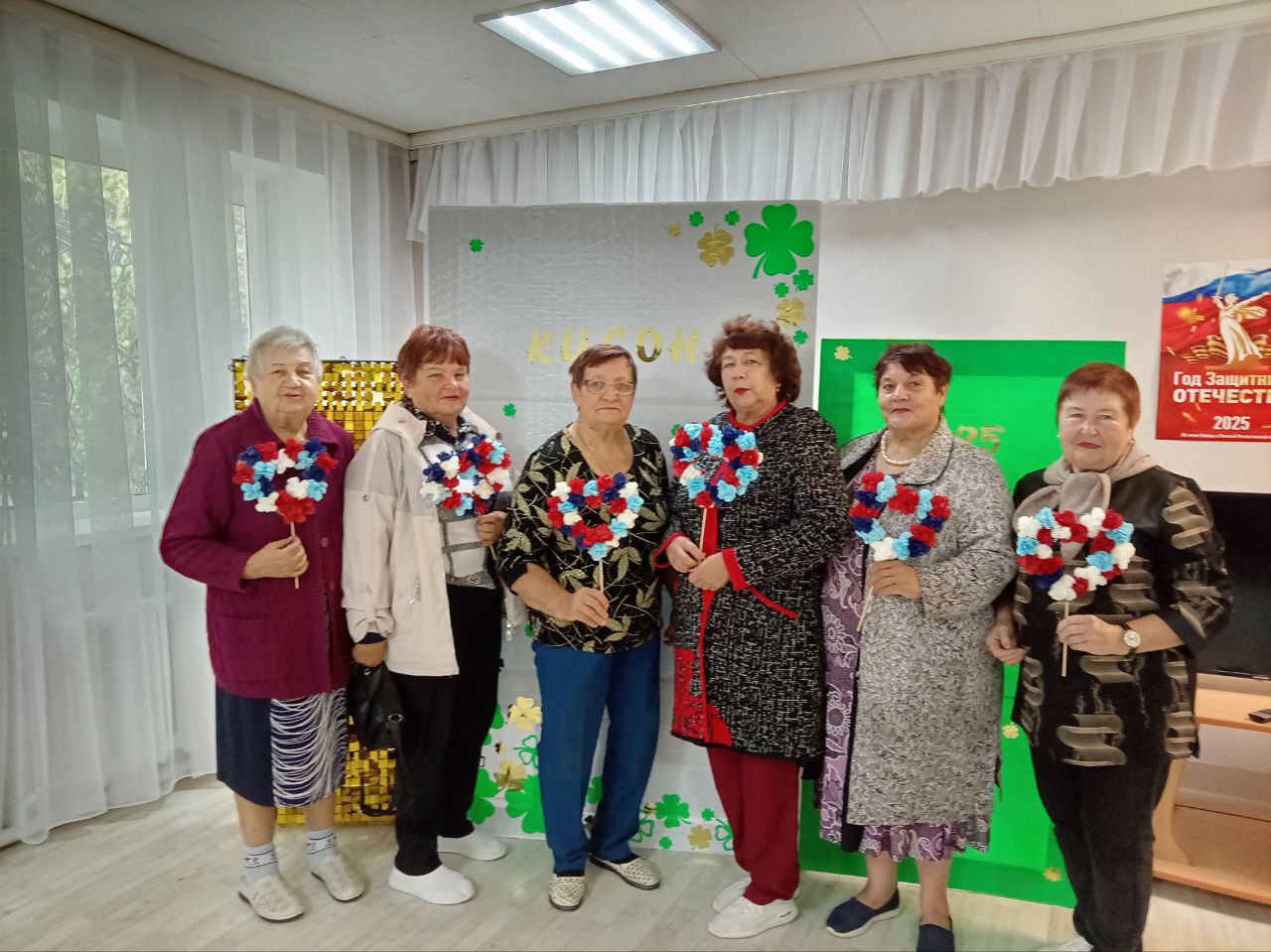 Топиарии из бумажных салфеток создают пожилые саратовчанки